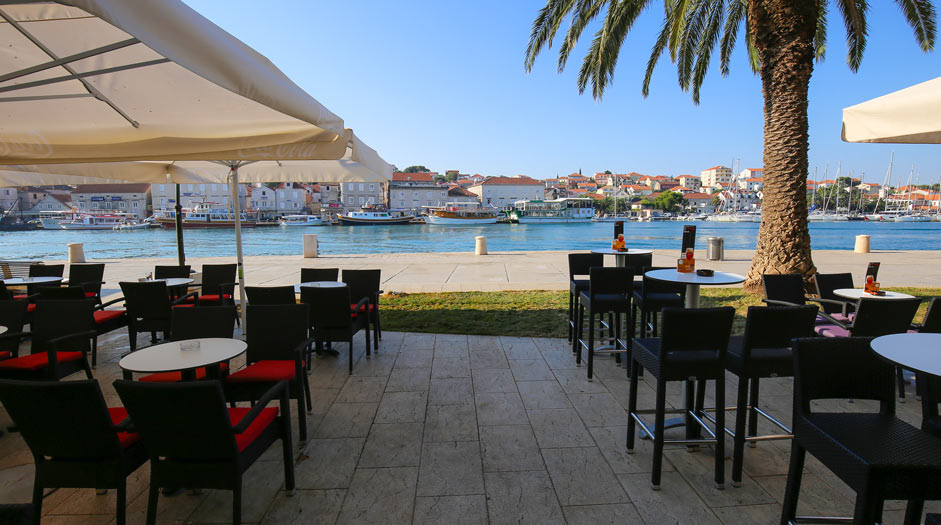 Ravintolan terasseja, Trogir Kroatia
