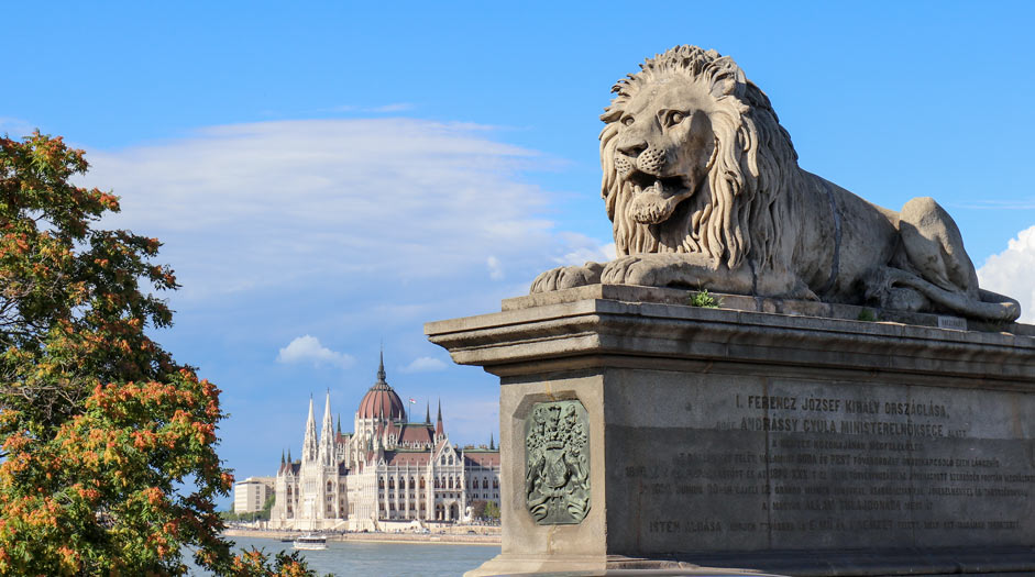 Kivileijona ja parlamenttitalo, Budapest